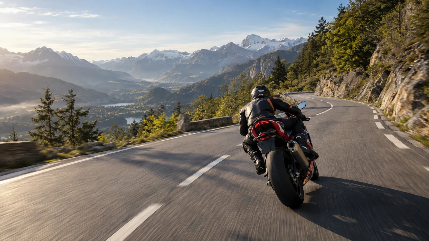 Vue de poursuite derrière un motard sur une route sinueuse des Alpes, image de référence générée.